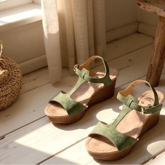 FRANCESCA’S  Suede Open Toe T-Strap Platform Wedges - Picture 1 of 8